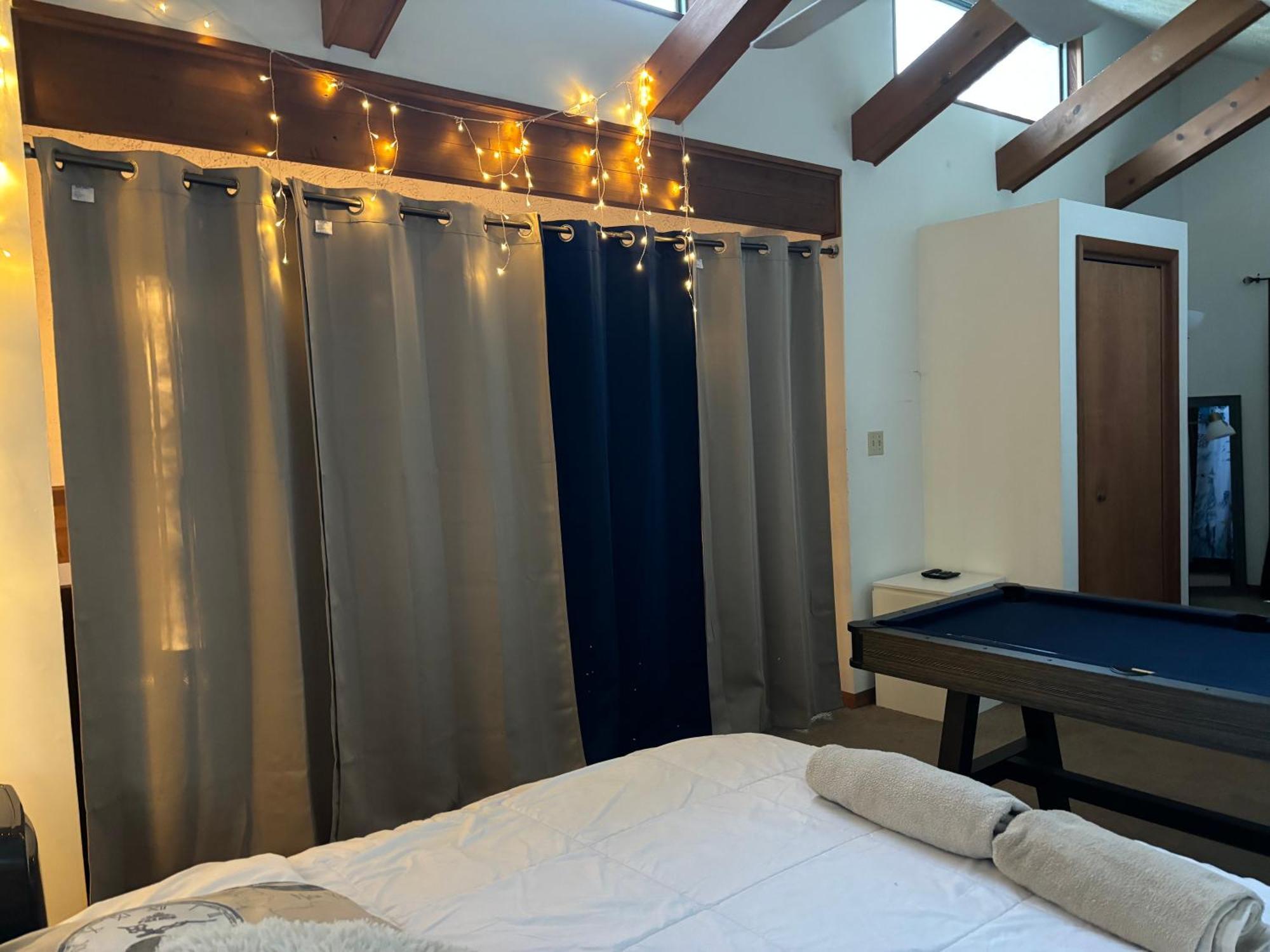 Ambiance - King Bed Cabin, Jetted-Tub & Fireplace Tobyhanna Экстерьер фото